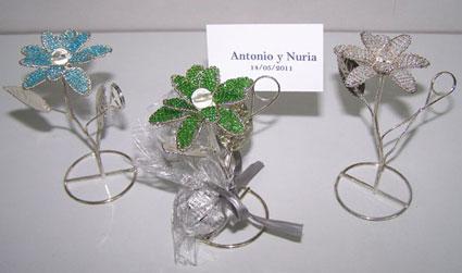 Foto Sujeta tarjetas piedrecitas en metal con 2 bombones