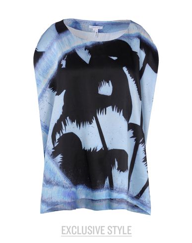 Foto surface to air x aaron young blusas
