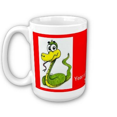 Foto Taza de café verde y amarilla de la serpiente