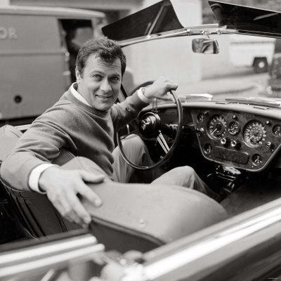 Foto Tony Curtis Sitting in a 1938 Green Bentley Driven in the James Bond Film 