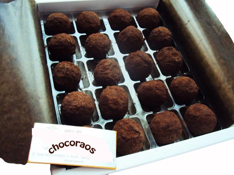 Foto Trufas de chocolate 70% con cobertura chocolate con leche y moscatell