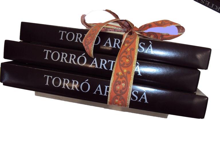 Foto Turrón de crema de coco. cobertura de chocolate 70%