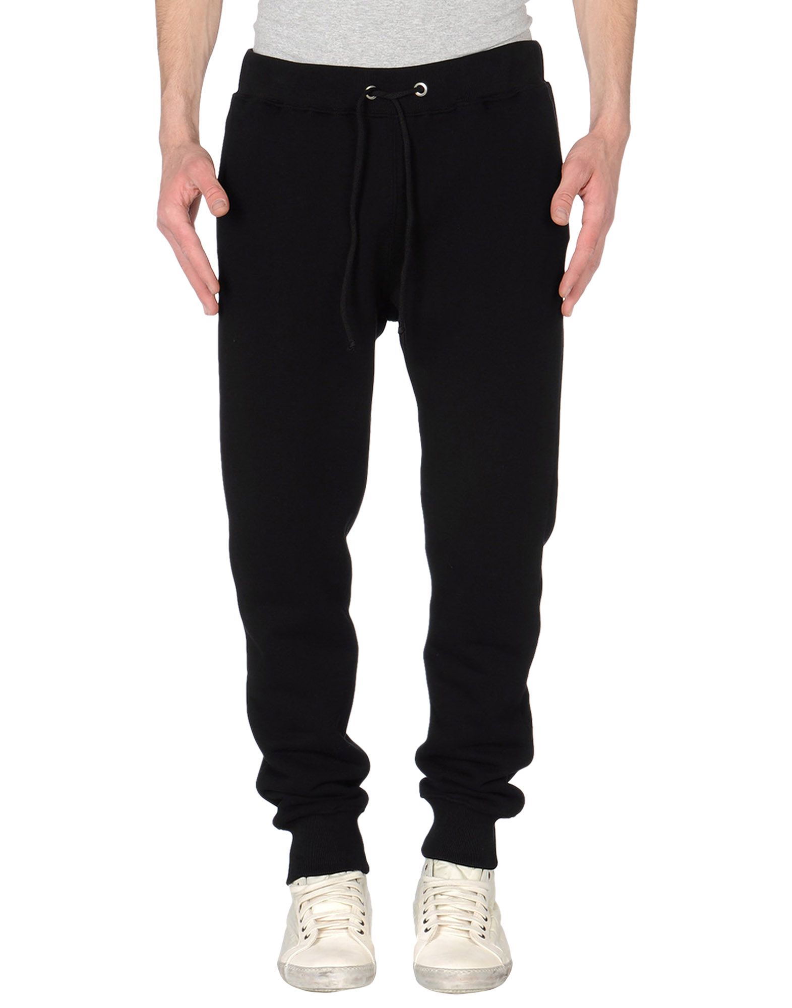 Foto umit benan pantalones deportivos
