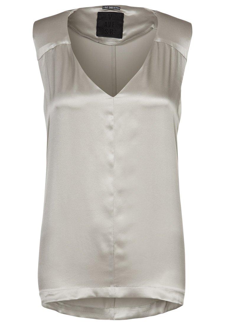 Foto V Ave Shoe Repair Blusón gris