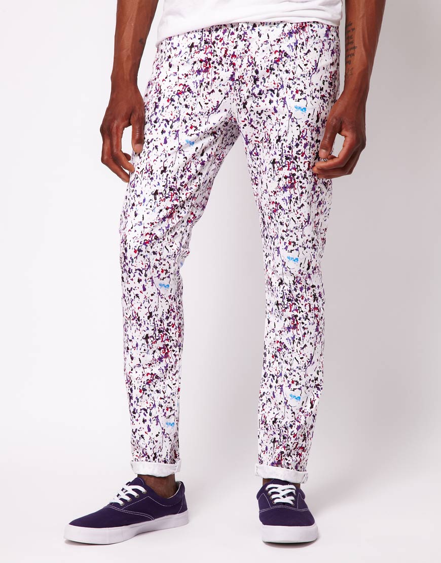 Foto Vaqueros pitillo con estampado de salpicaduras de pintura de ASOS M...