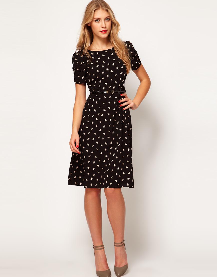 Foto Vestido a media pierna con estampado de margaritas de ASOS Negro/es...