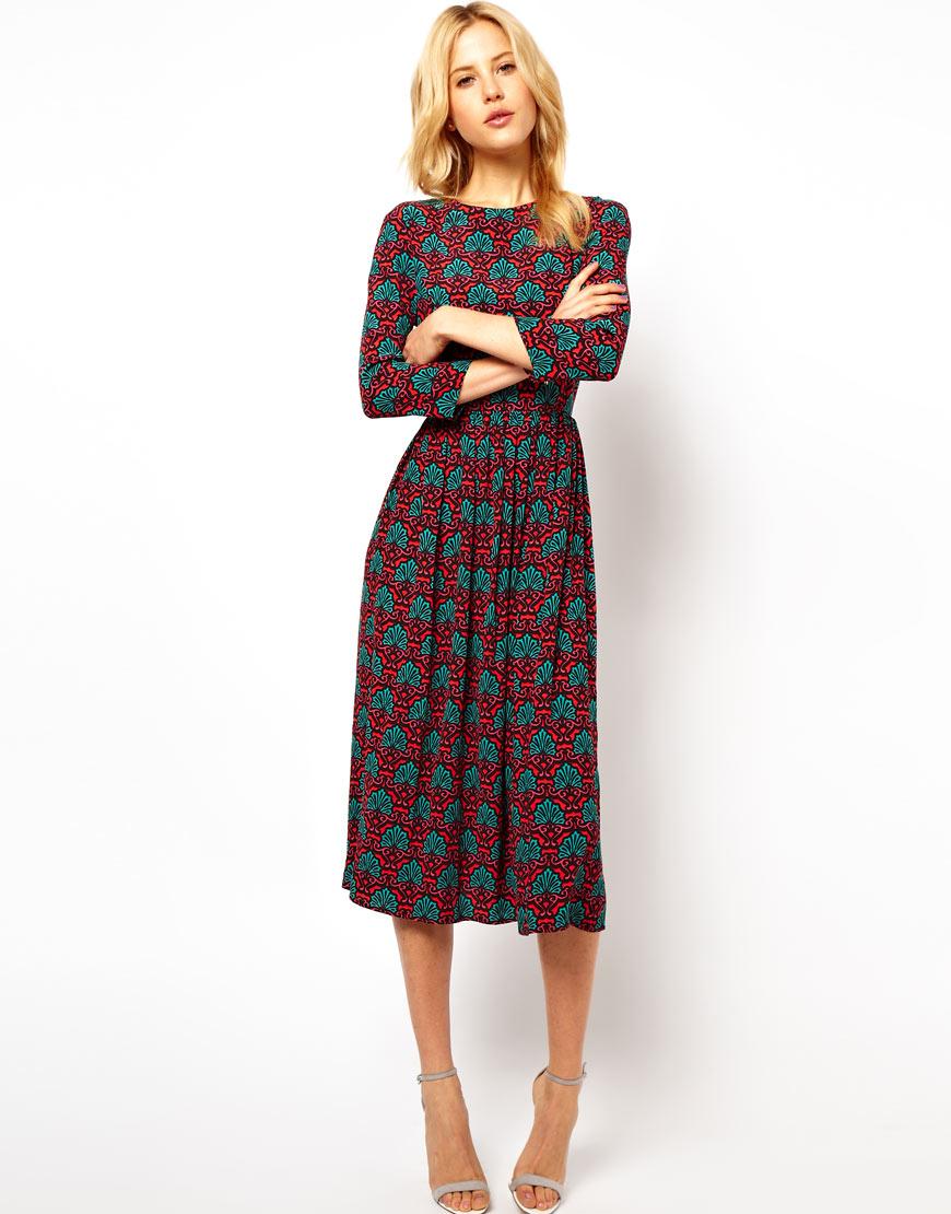 Foto Vestido a media pierna con estampado de papel tapiz de ASOS Imprimir