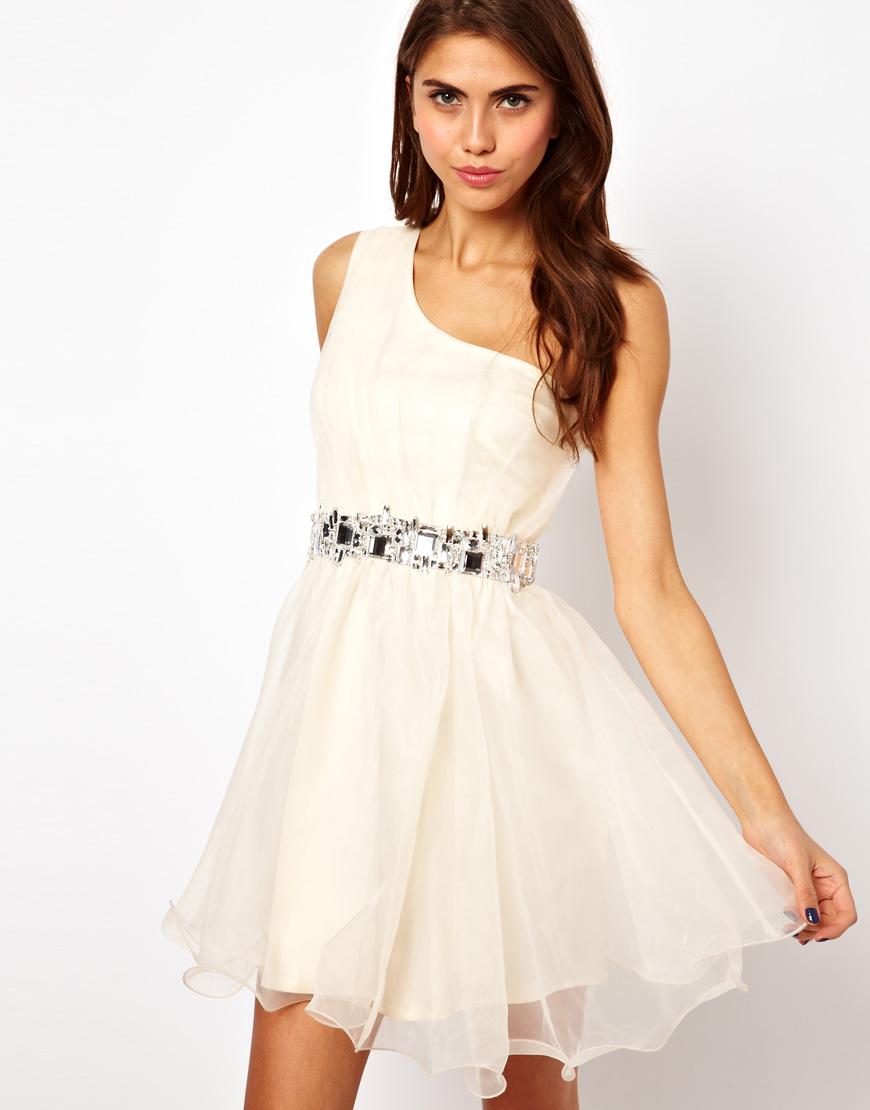 Foto Vestido asimétrico de organza con cinturilla de pedrería de Lipsy...