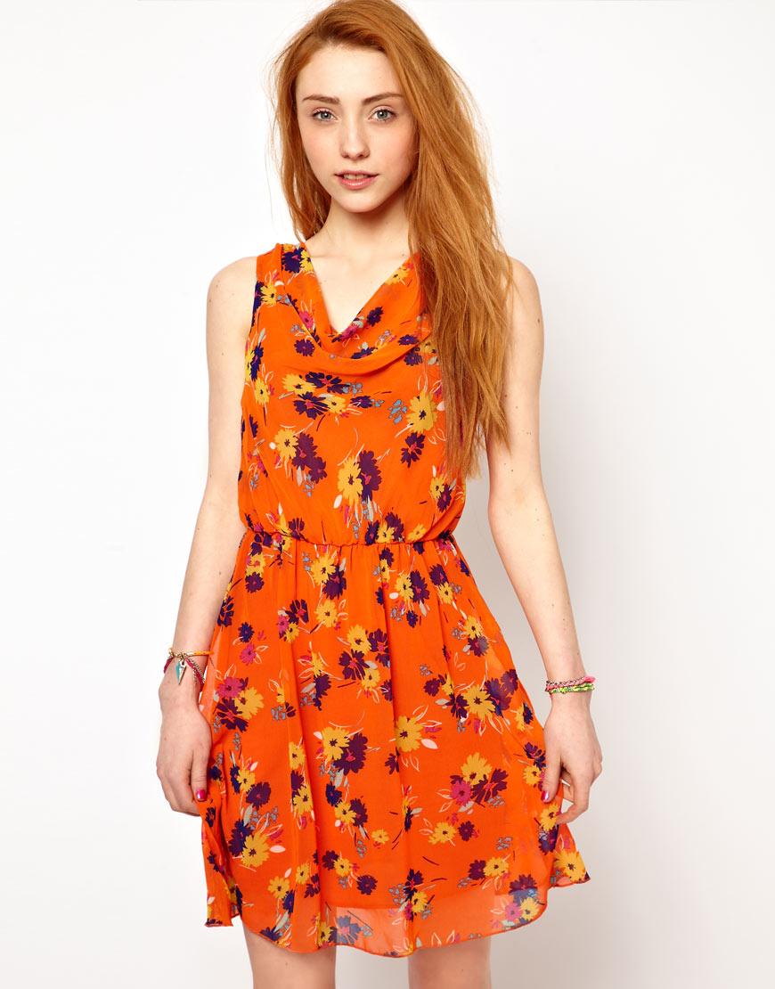 Foto Vestido con escote drapeado y estampado floral de The Style Naranja