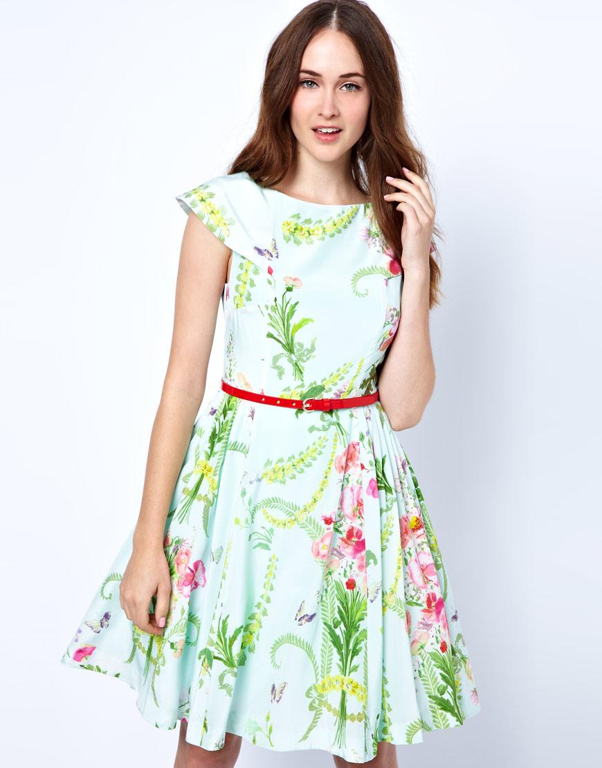 Foto Vestido con falda de corte amplio y estampado floral estilo papel t...