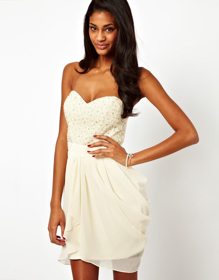 Foto Vestido con lentejuelas y perlas en el pecho de Lipsy VIP Crema