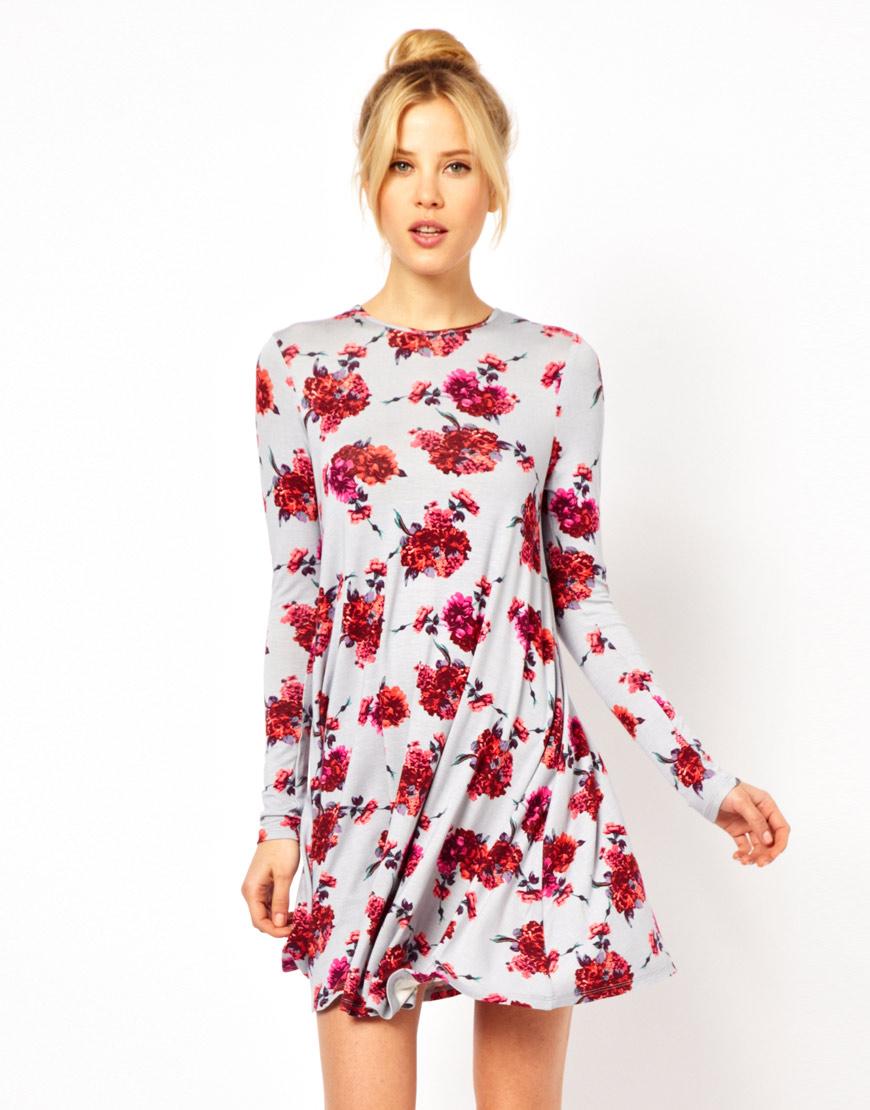 Foto Vestido con vuelo y estampado floral de ASOS Imprimir