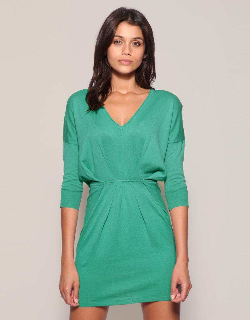Foto Vestido de punto con cintura plisada y escote de pico de ASOS Green