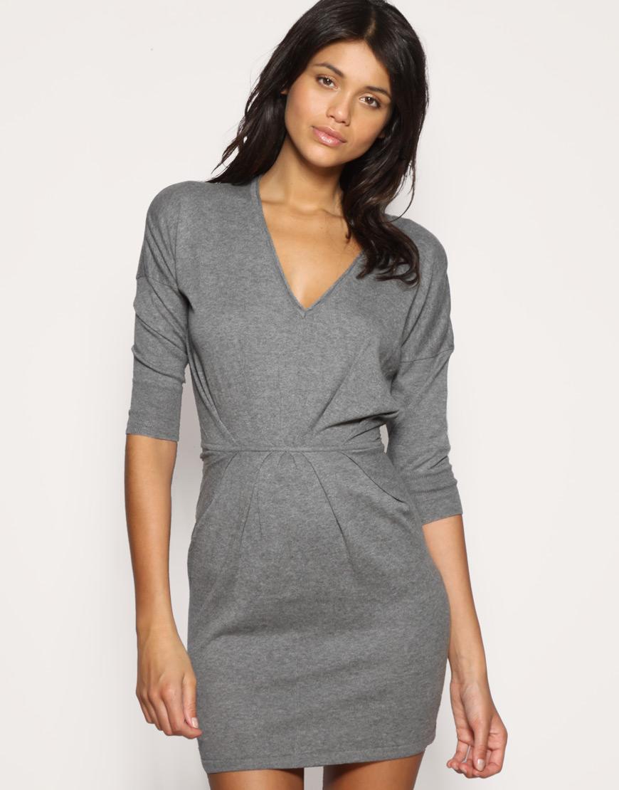 Foto Vestido de punto con cintura plisada y escote de pico de ASOS Grey
