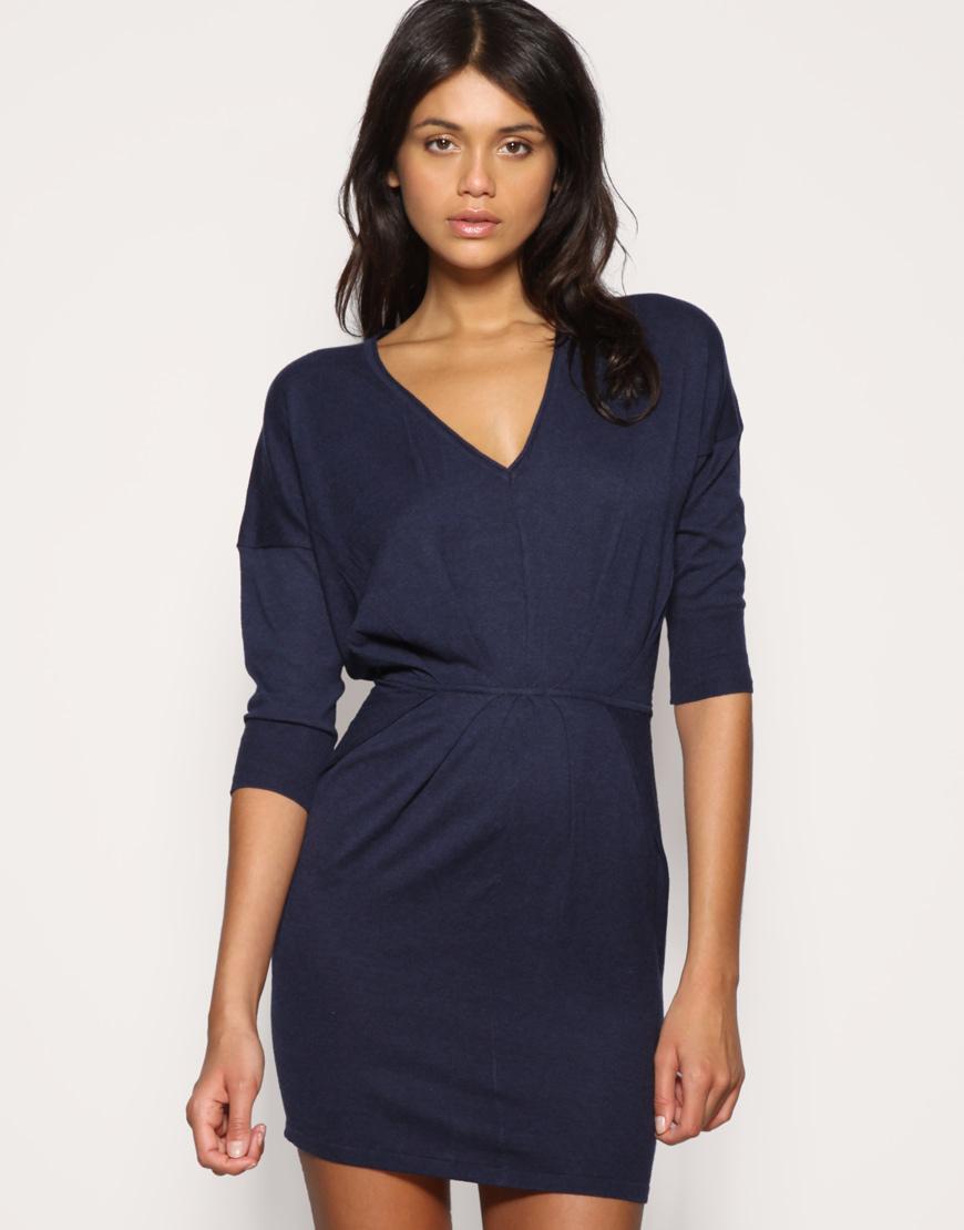 Foto Vestido de punto con cintura plisada y escote de pico de ASOS Navy