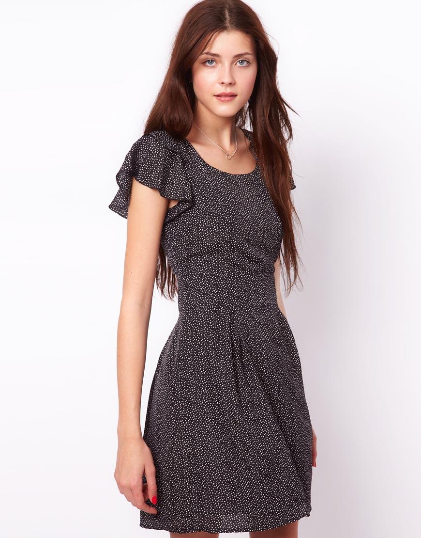 Foto Vestido de tarde con mangas acampanadas y estampado de triángulos ...