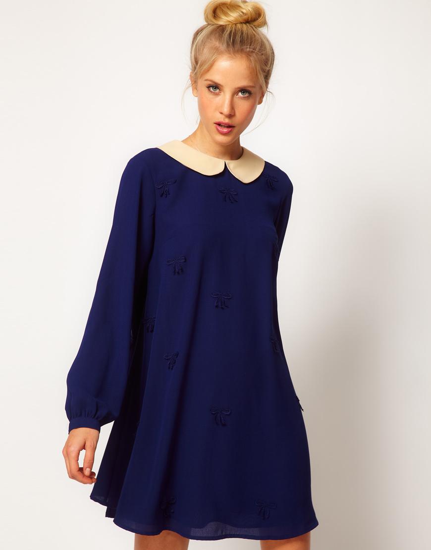 Foto Vestido de tejido con vuelo y detalle de lazo de ASOS Azul marino