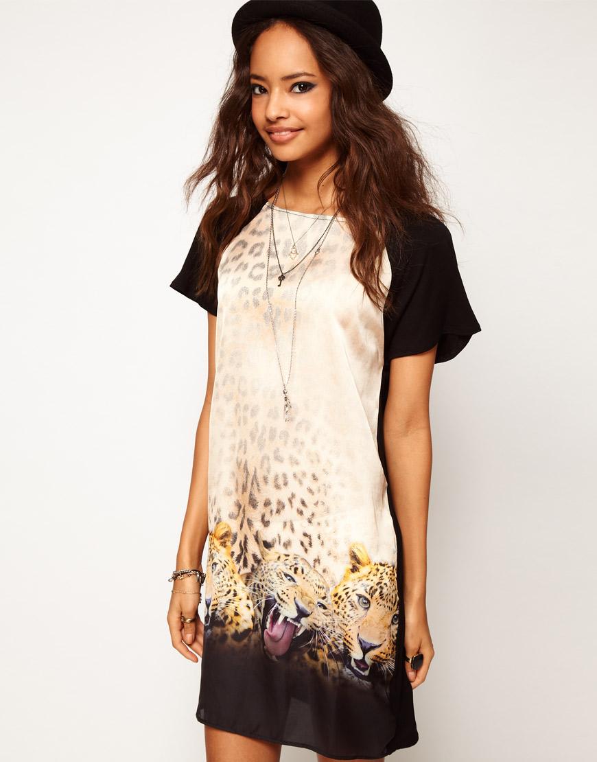 Foto Vestido estilo camiseta con estampado de leopardo de ASOS Imprimir