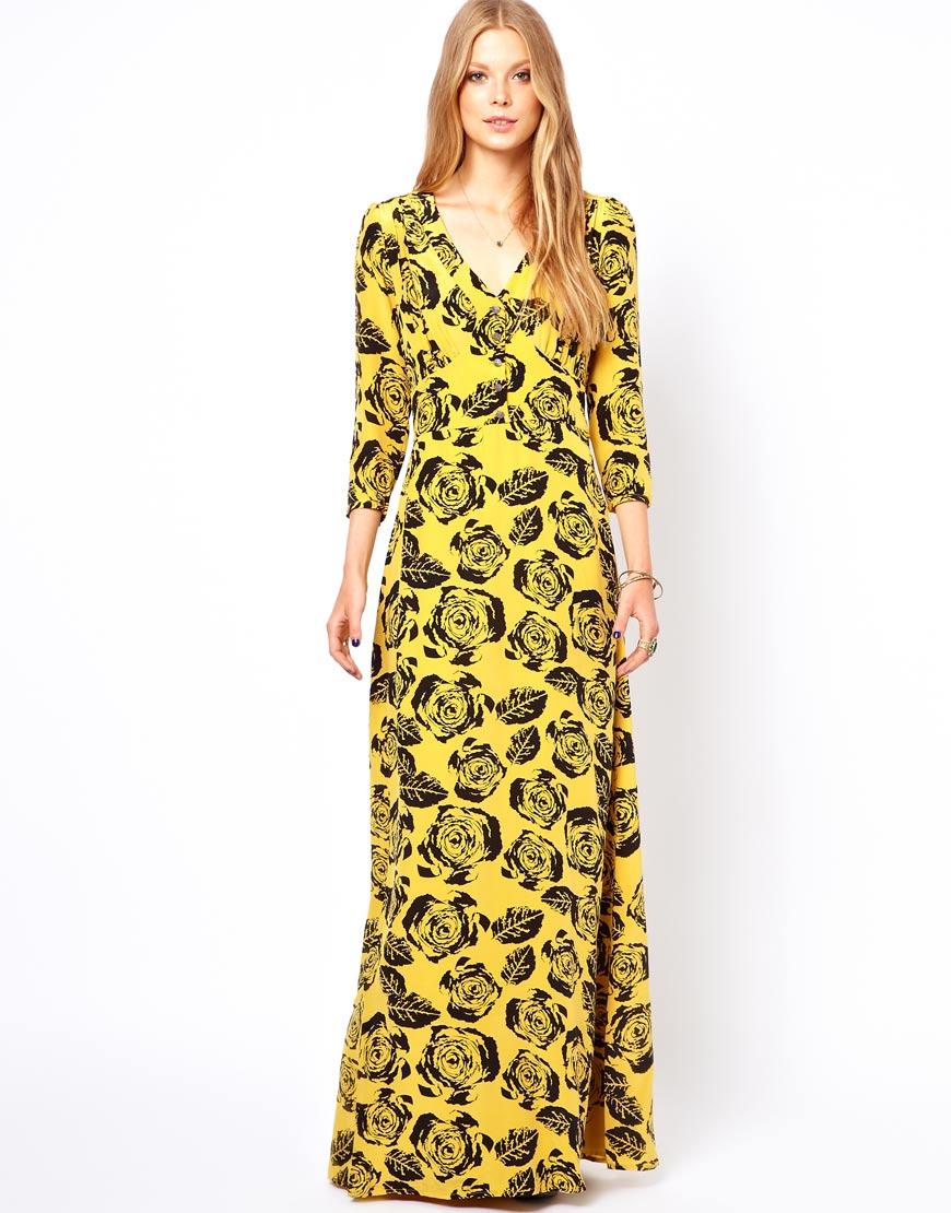 Foto Vestido largo de crepé de seda con estampado dorado de rosas de Wi...