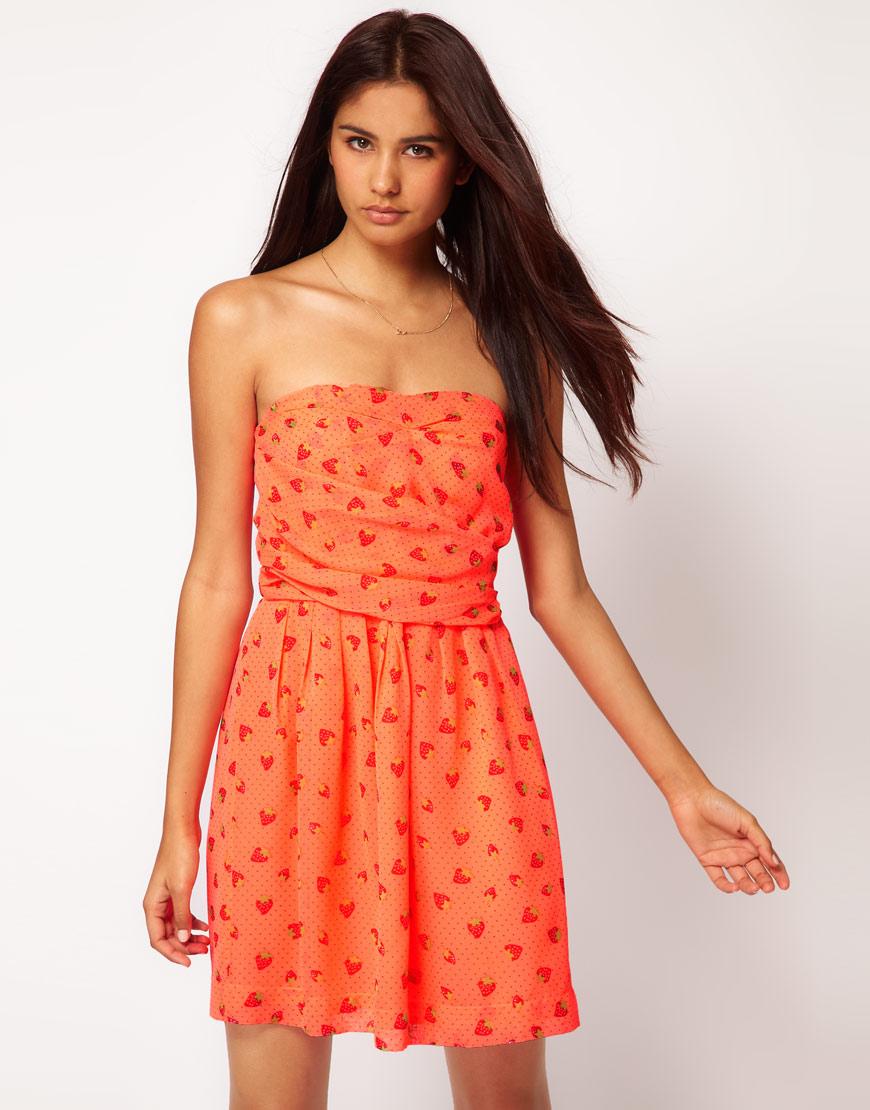 Foto Vestido palabra de honor con estampado de fresas de ASOS Rosa