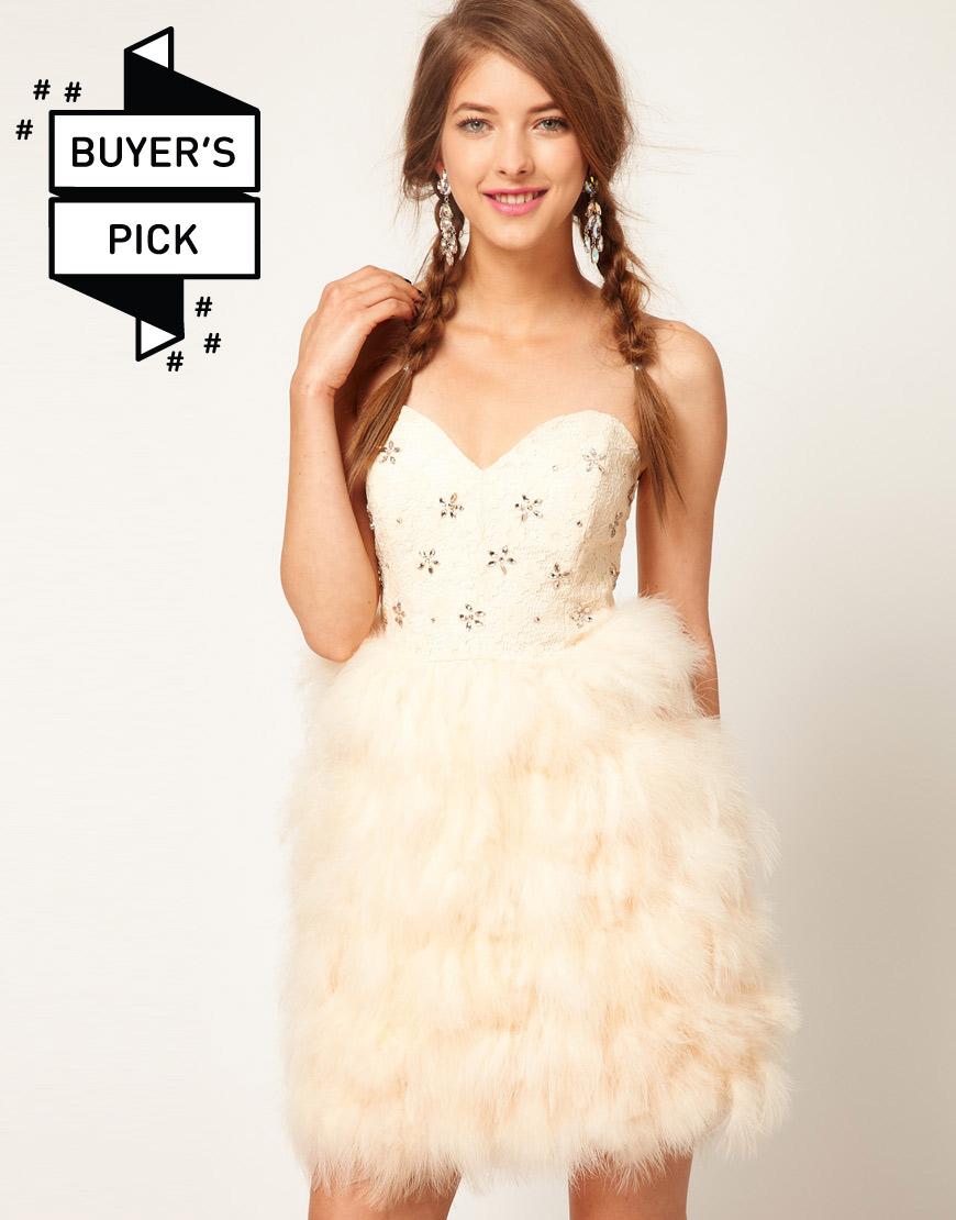 Foto Vestido palabra de honor de plumas con corpiño de pedrería de ASO...