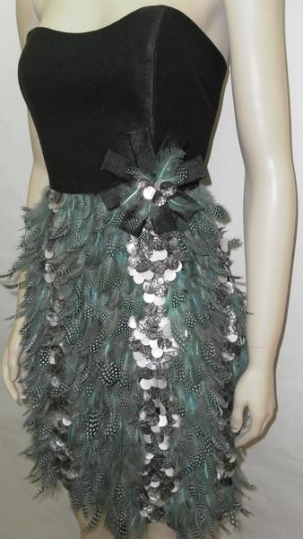 Foto Vestido palabra de honor plumas gris