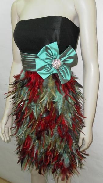 Foto Vestido palabra de honor plumas multicolor