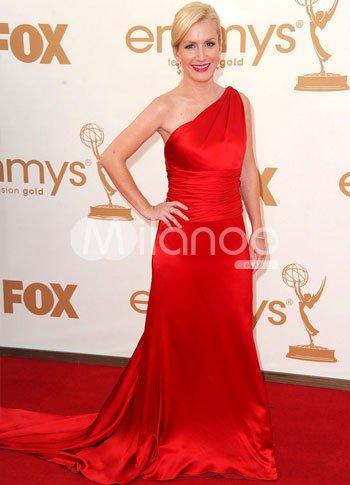 Foto Vestido rojo de Angela Kinsey barrido satinado Emmy Awards para el hombro de uno