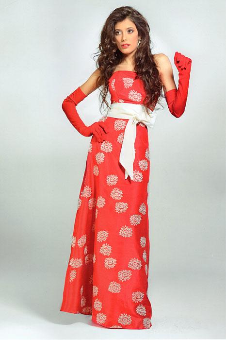 Foto Vestido rojo largo flores y fajin blanco YACHA