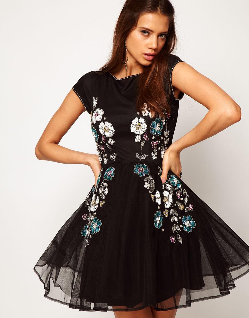 Foto Vestido skater con adorno de flores de invierno de ASOS Negro