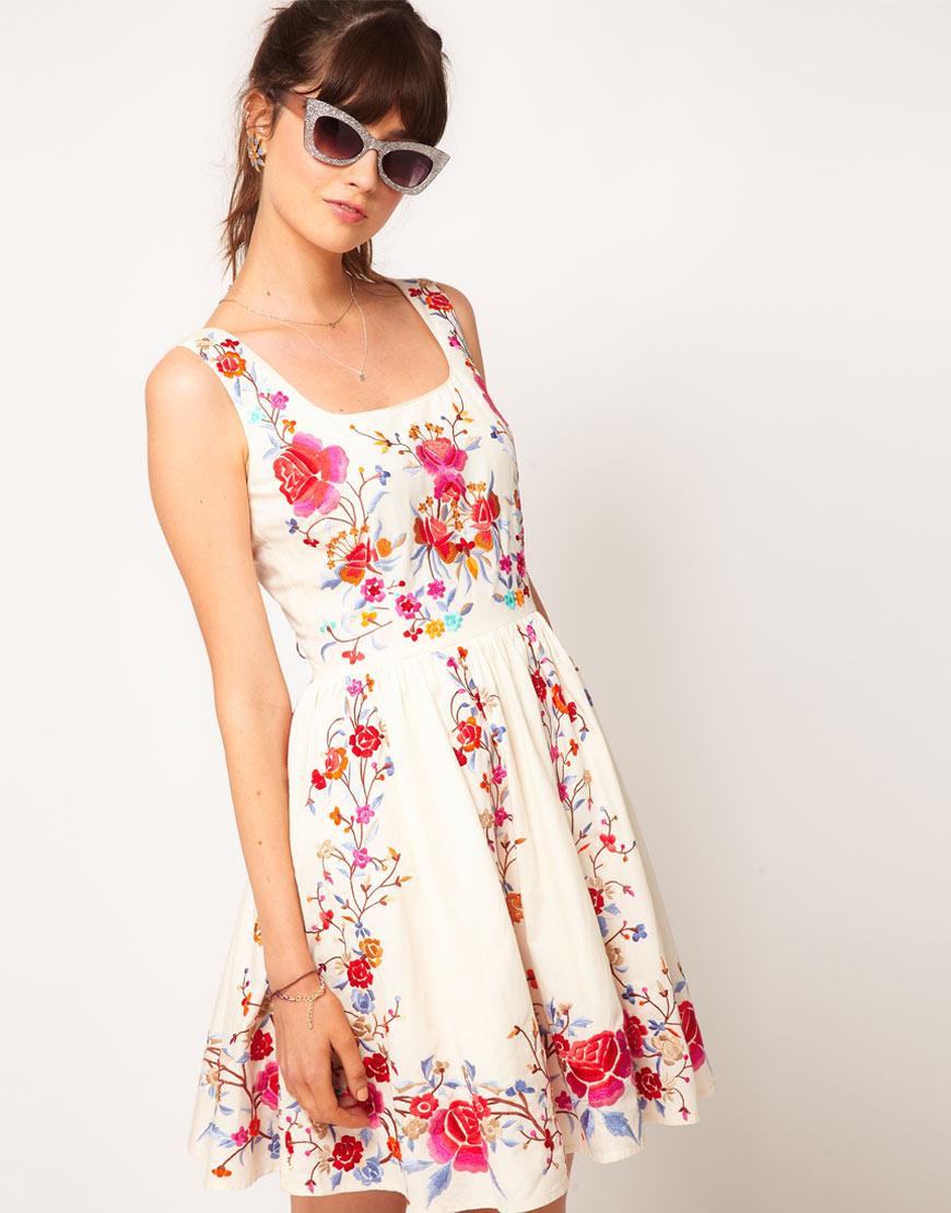 Foto Vestido skater con bordado floral de ASOS Crema