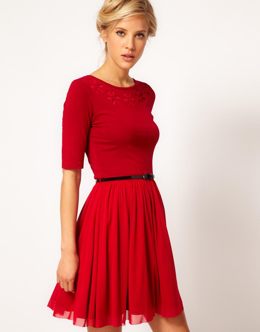 Foto Vestido skater con cinturón y calado de margaritas de ASOS Rojo