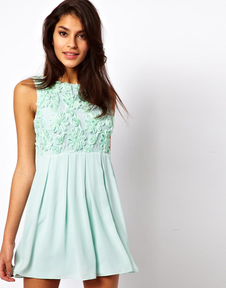 Foto Vestido skater con cornelli floral de TFNC Verde menta