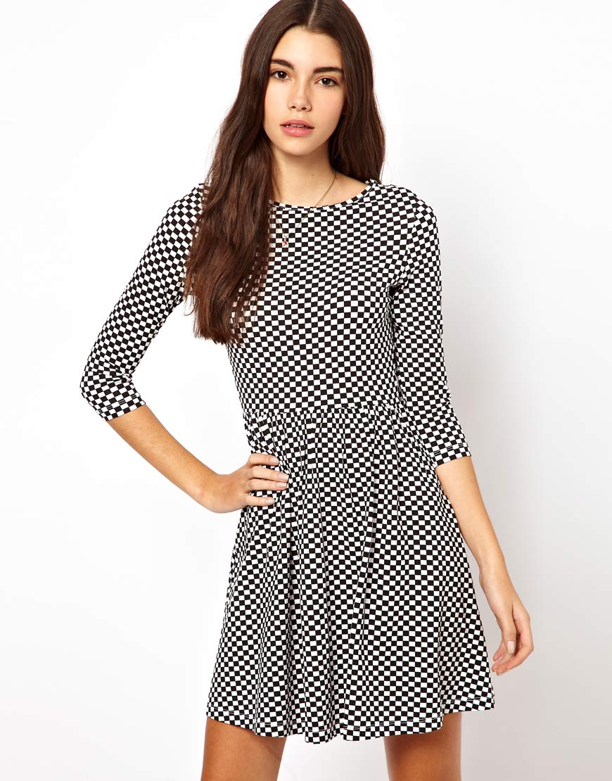 Foto Vestido skater con estampado de tablero de ASOS Imprimir