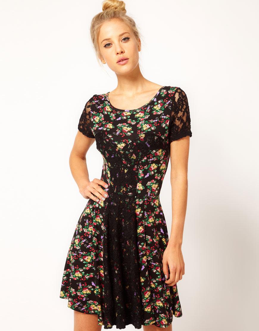 Foto Vestido skater con estampado floral y aplicación de encaje ASOS Im...