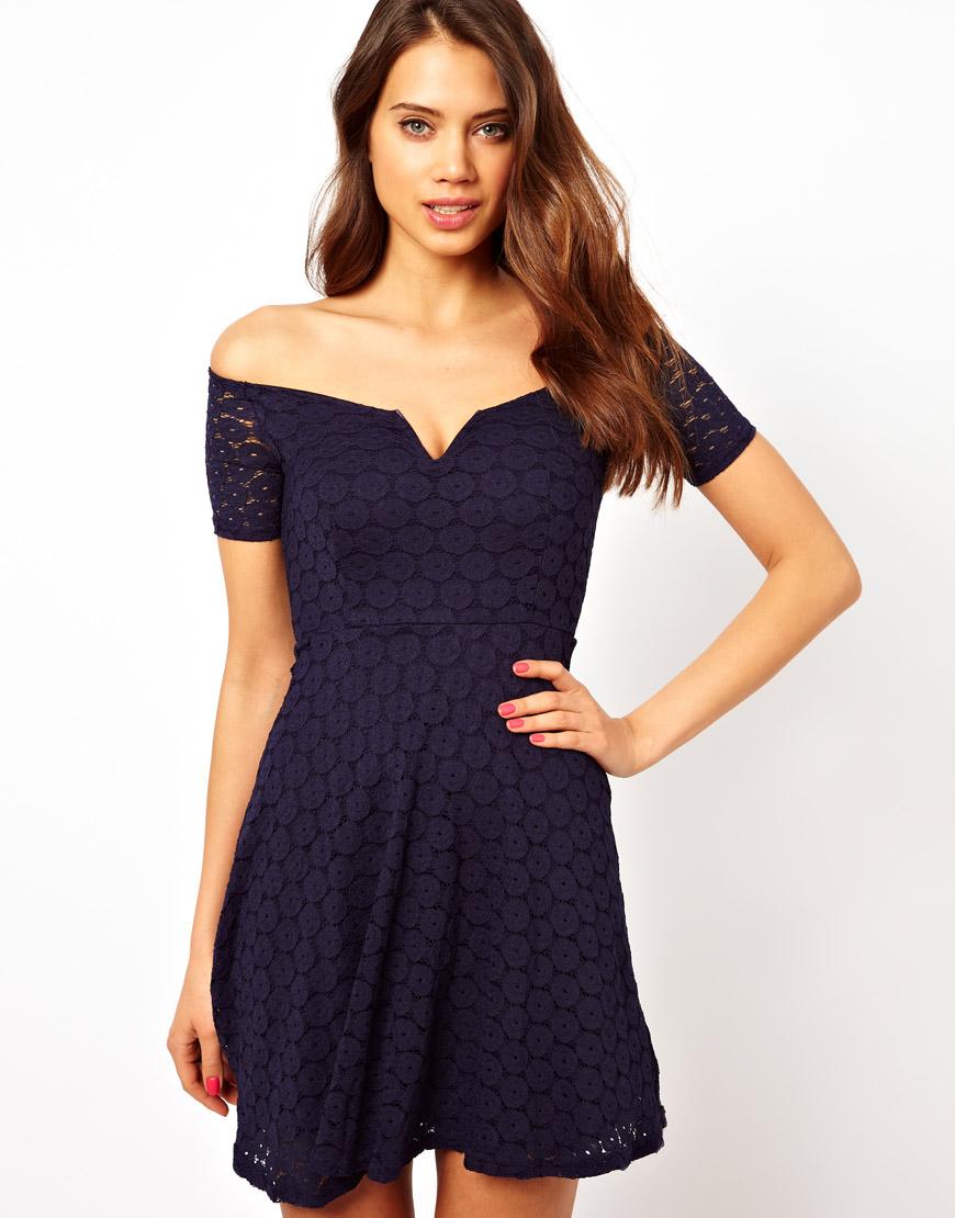Foto Vestido skater de encaje con los hombros al aire de TFNC Azul marino