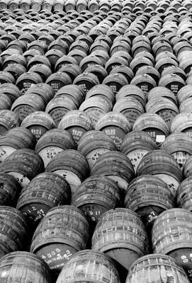 Foto Whisky barrels at IDV warehouse Glasgow 1971 - Art Print