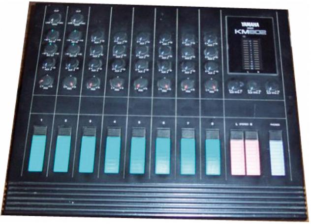 Foto Yamaha KM-802. Mesa de mezclas