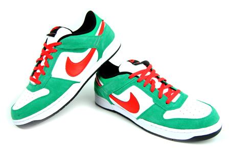 Foto zapatilla deportiva blanca y verde con logotipo rojo