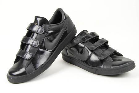 Foto zapatilla deportiva de piel negra con velcros