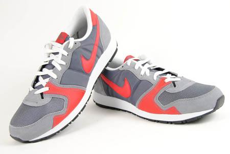 Foto zapatilla deportiva nike de nylonserraje con detalles rojos