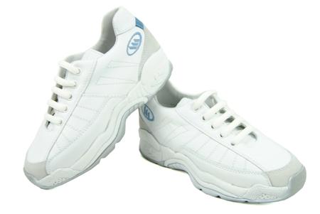 Foto zapatilla ortopédica deportiva de piel blanca con cordones