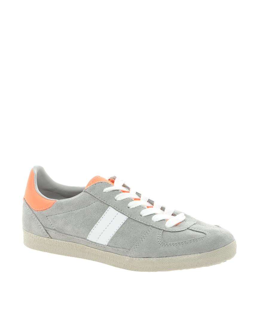 Foto Zapatillas de deporte con detalle de ante DALEY de ASOS Grey/coral