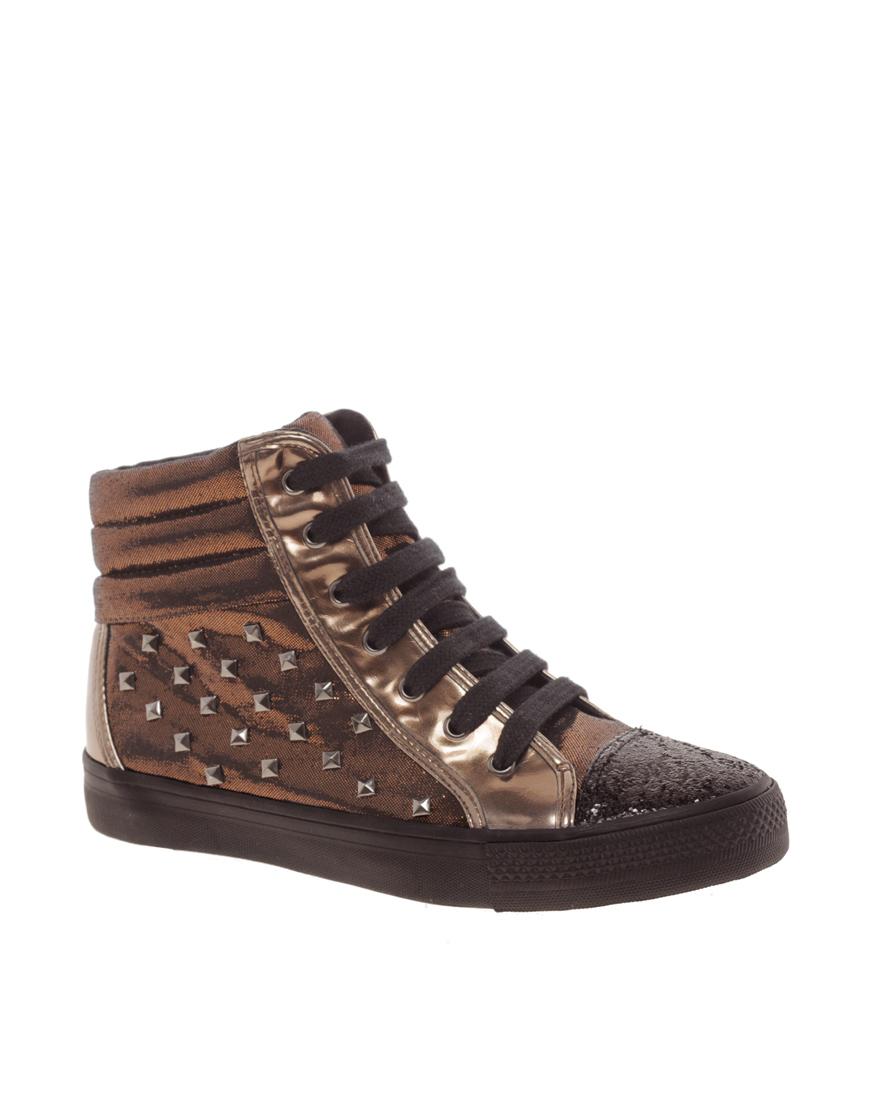 Foto Zapatillas de deporte hi-top con tachuelas DREAM de ASOS Bronce/negro
