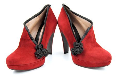 Foto zapato abotinado de ante rojo con borlas