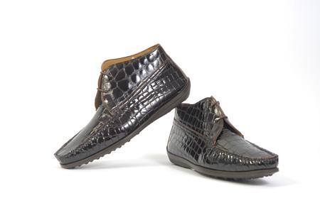 Foto zapato abotinado de charol marrón cocodrilo