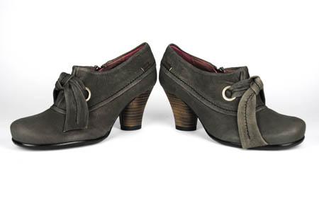 Foto zapato abotinado de piel gris