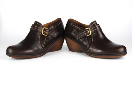 Foto zapato abotinado marrón con hebilla