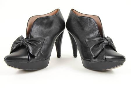 Foto zapato abotinado negro con lazo