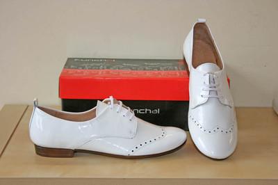 Foto zapato acordonado de color blanco marca funchal. ver tallas.